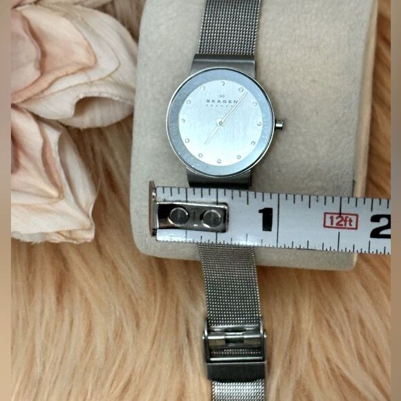 Skagen Silver Band Mesh Women’s Watch Mirror & Crystal Accent Face LIKE NEW! main image 4